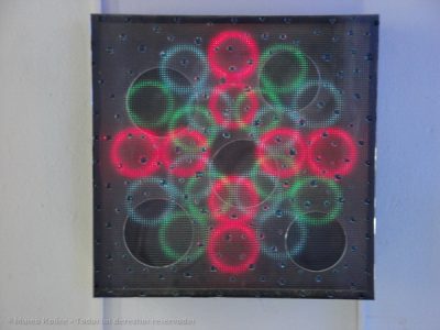 Móvil de Luz, plexiglás, luz, participación interactiva activada por sonido, 45 x 45 x 13 cm, 1988