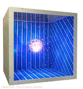 Planetoide G.K., plexiglás, luz móvil LED, 66 x 66 x 66 cm, 2011