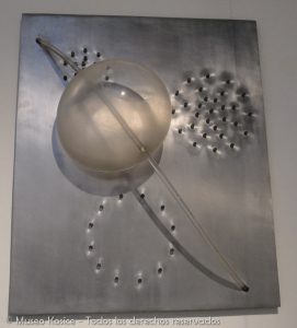 Semiesfera en tensión, fundición de aluminio y plexiglás, 71 x 59 x 24 cm, 1959