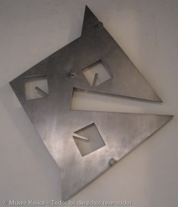 Tres cuadrados en triangulación, fundición de aluminio, 110 x 88 x 3 cm, 1958